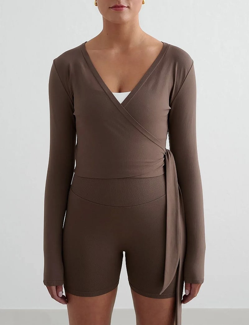 aim´n - Shape Seamless Wrap Long Sleeve - crop tops - macchiato - 0