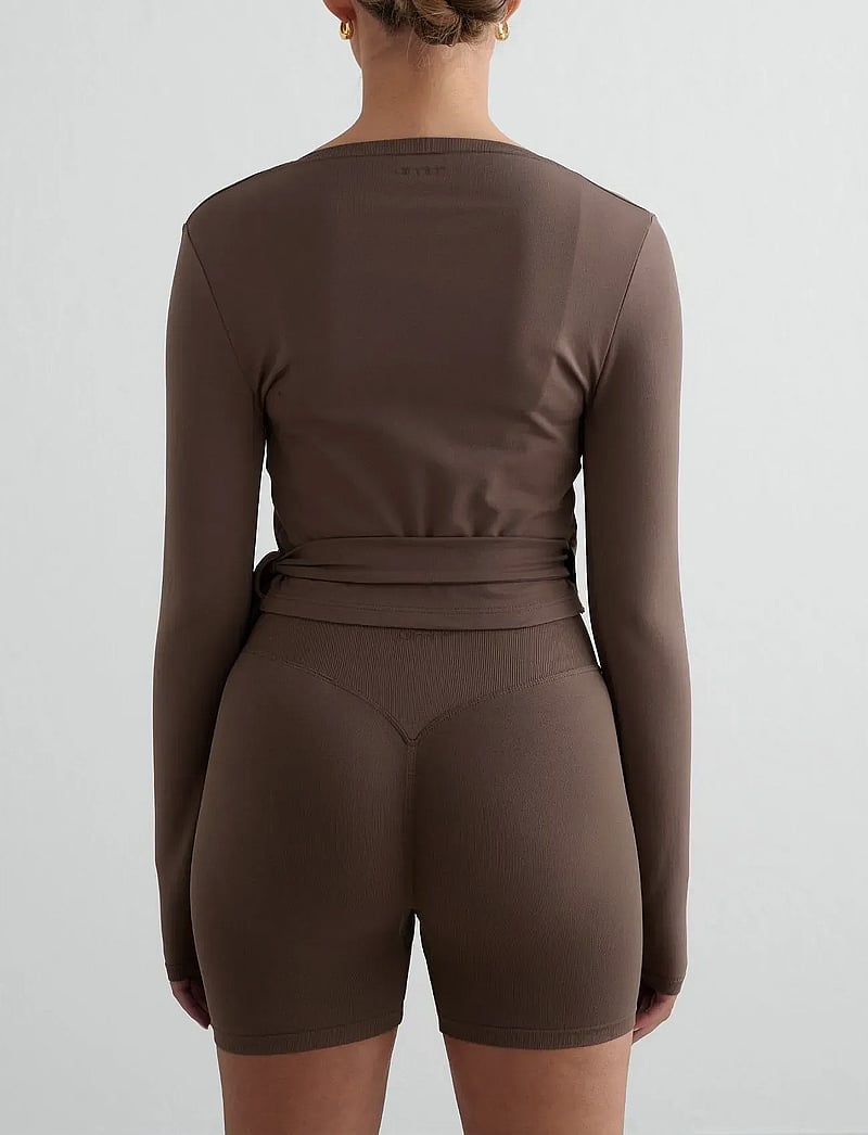 aim´n - Shape Seamless Wrap Long Sleeve - crop tops - macchiato - 3