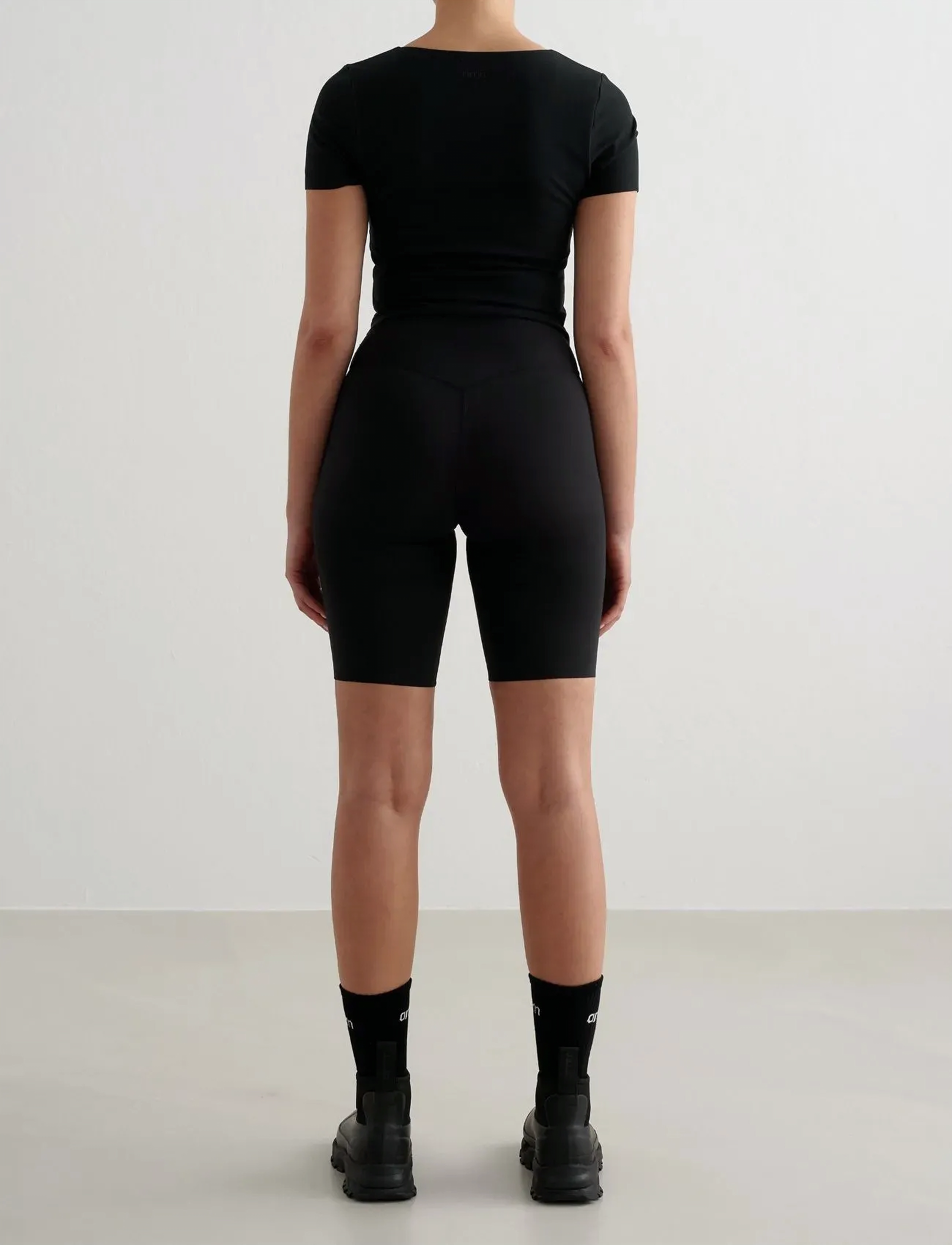 aim´n - Sense Short Sleeve Bralette - t-shirts - black - 5