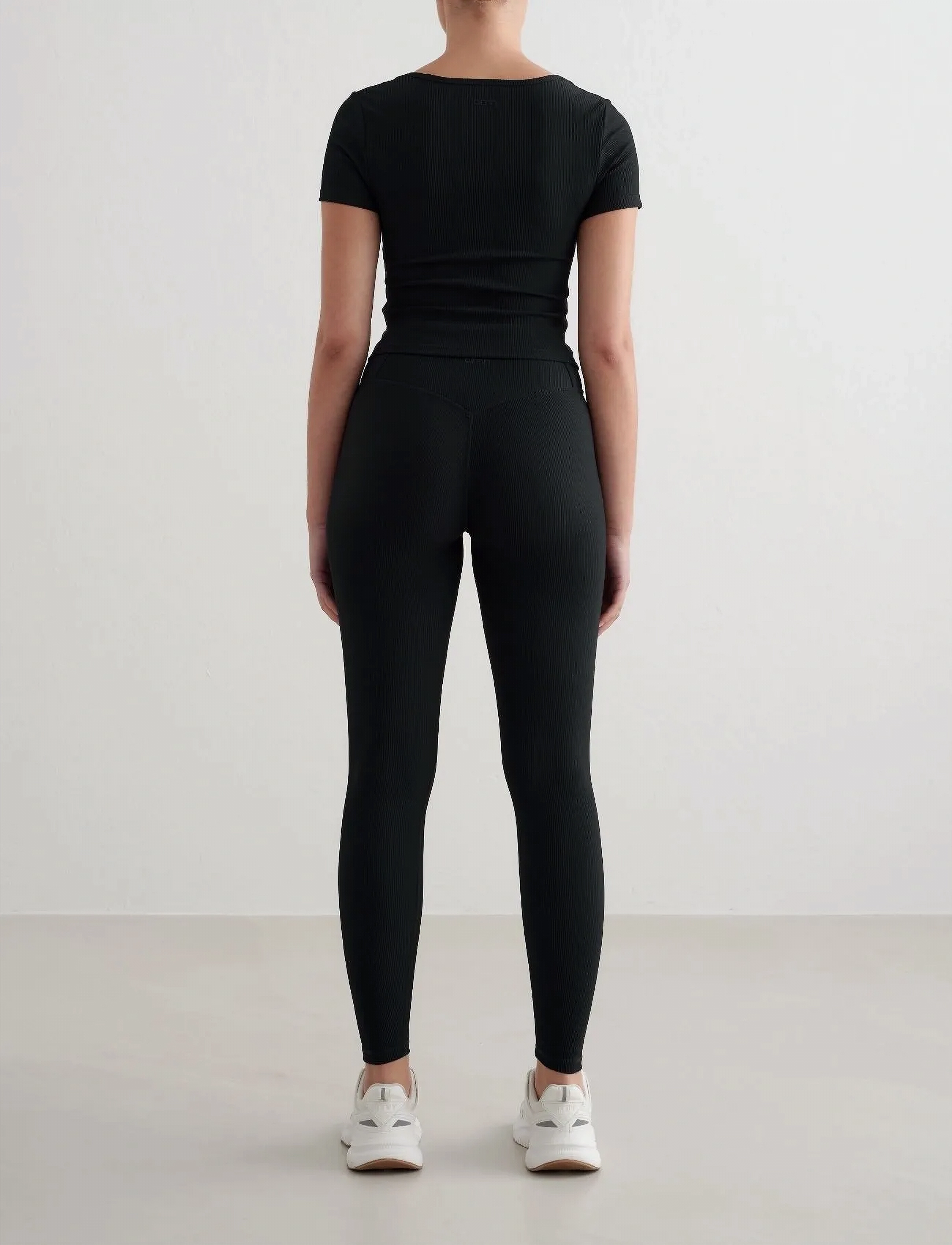 aim´n - Ribbed Performance Short Sleeve - nabapluusid - black - 5