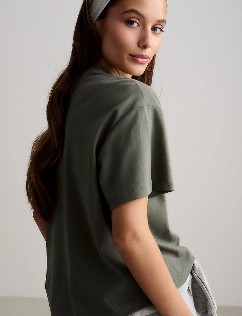 aim´n - Script Boxy T-shirt - t-shirts - ivy - 3