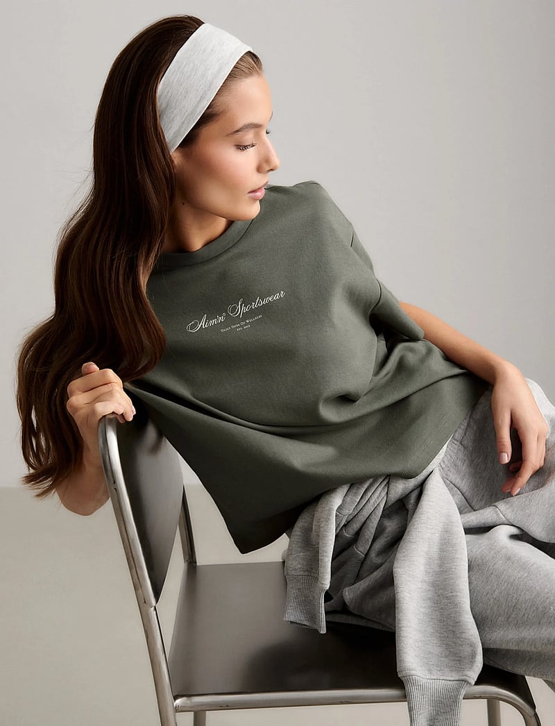 aim´n - Script Boxy T-shirt - t-shirts - ivy - 5