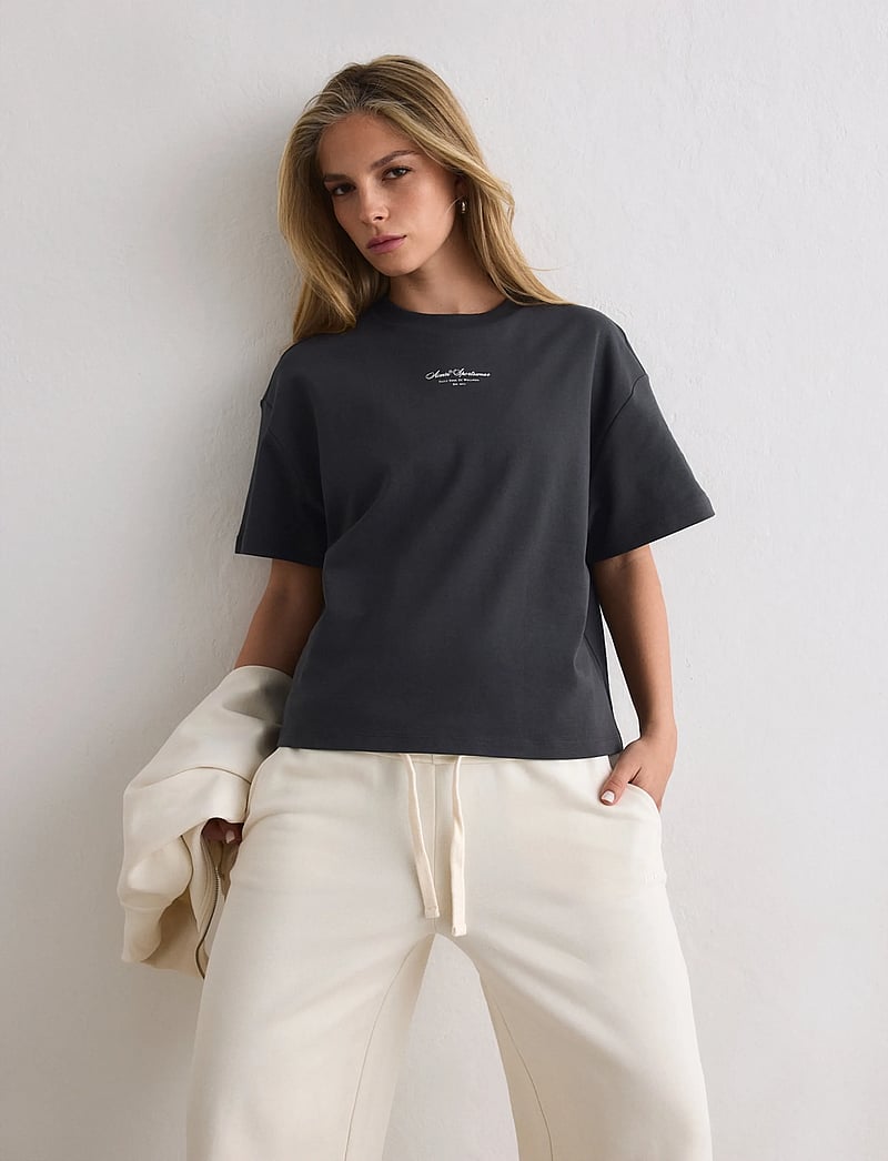 aim´n - Script Boxy T-shirt - t-shirts - shadow grey - 0