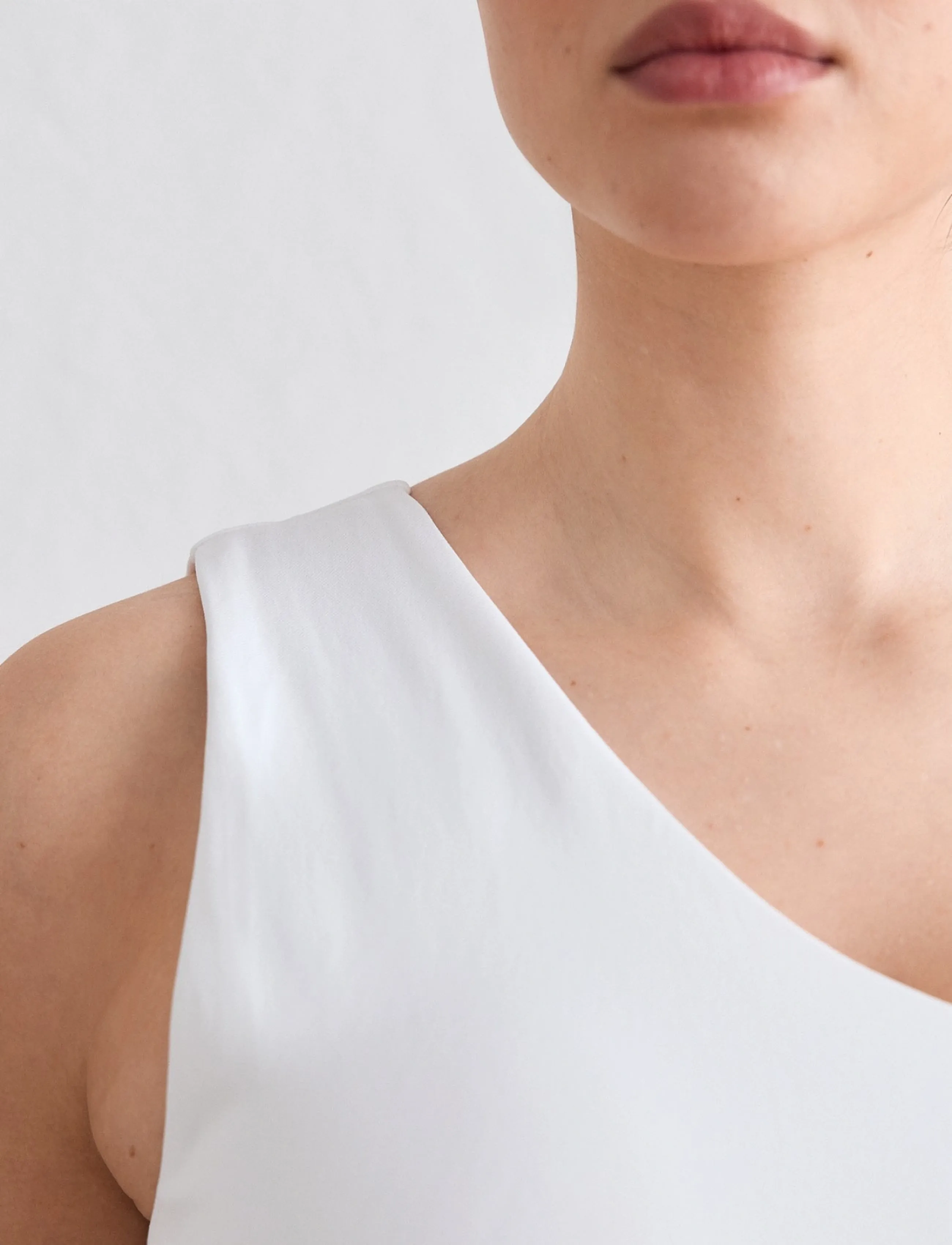aim´n - Shape Seamless One Shoulder Bralette - tank tops - white - 5