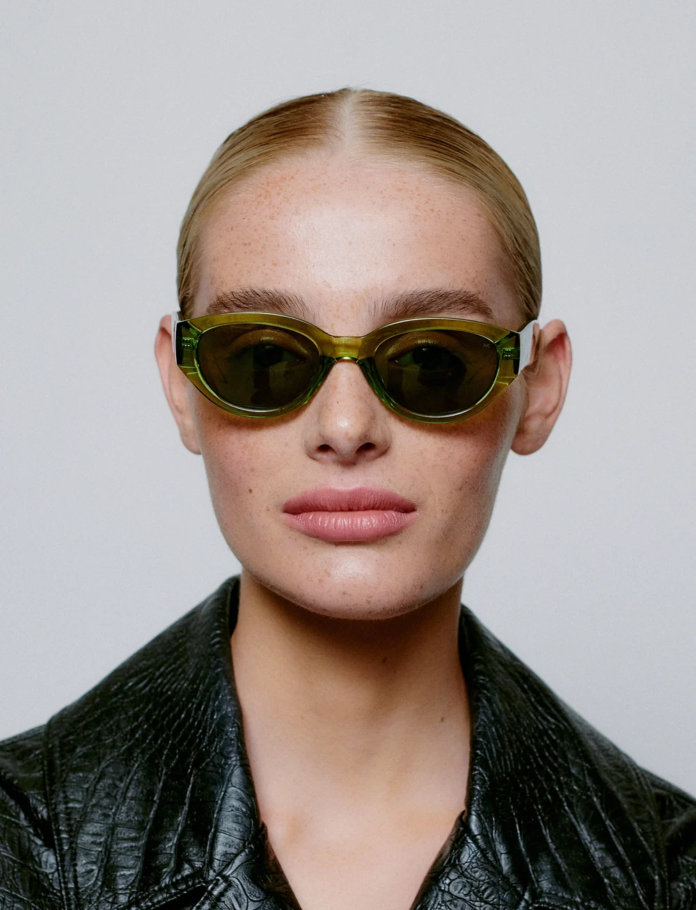 A.Kjærbede - Winnie - runde solbriller - light olive transparent - 0