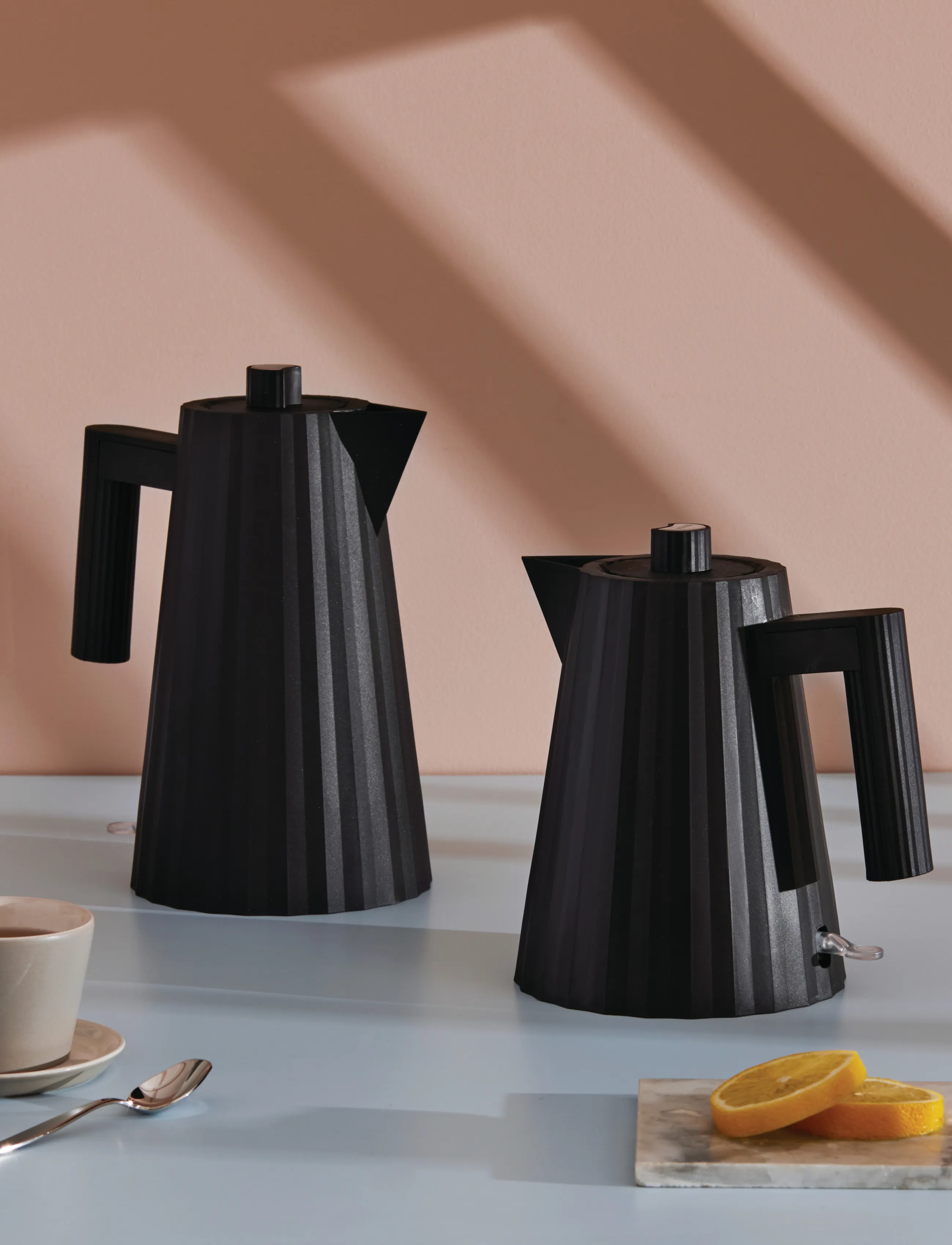 Alessi - Electric kettle in thermoplastic, black European plug 2400W - veekeetjad ja -keedukannud - black - 2
