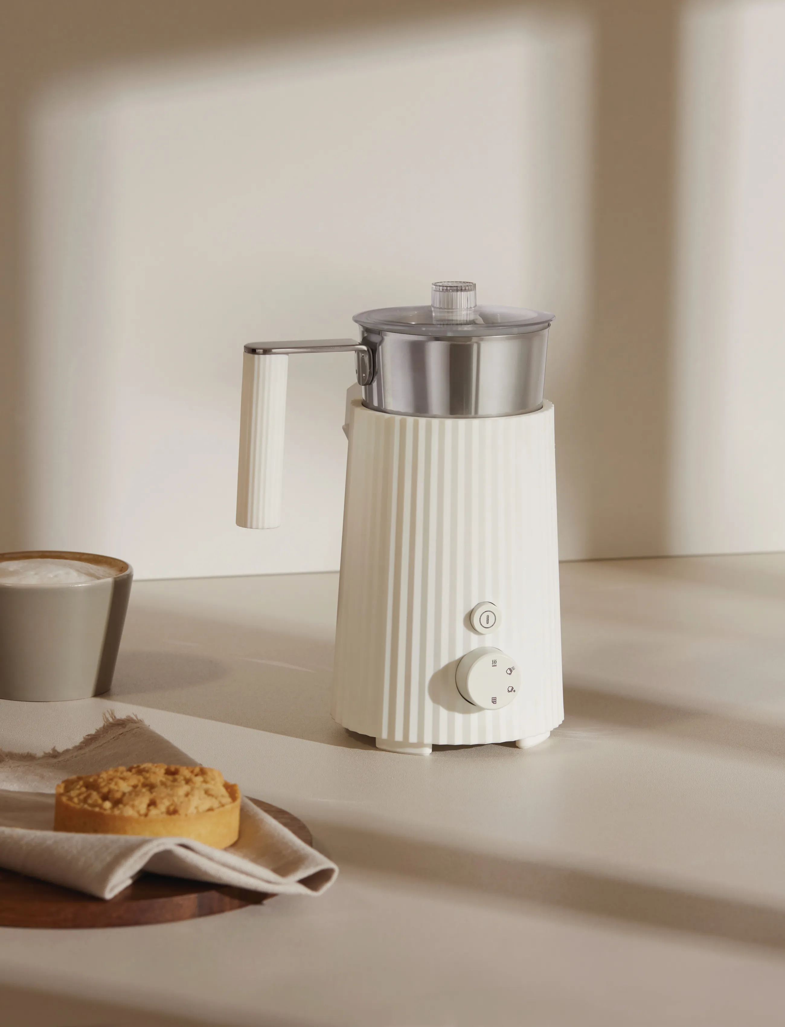 Alessi Multifunctional Induction Milk Frother In Thermoplastic, White Jug In 18/10 Eu Plug 600 W, 600 W, White, Te- Og Kaffetilbehør > Mælkeskummere,