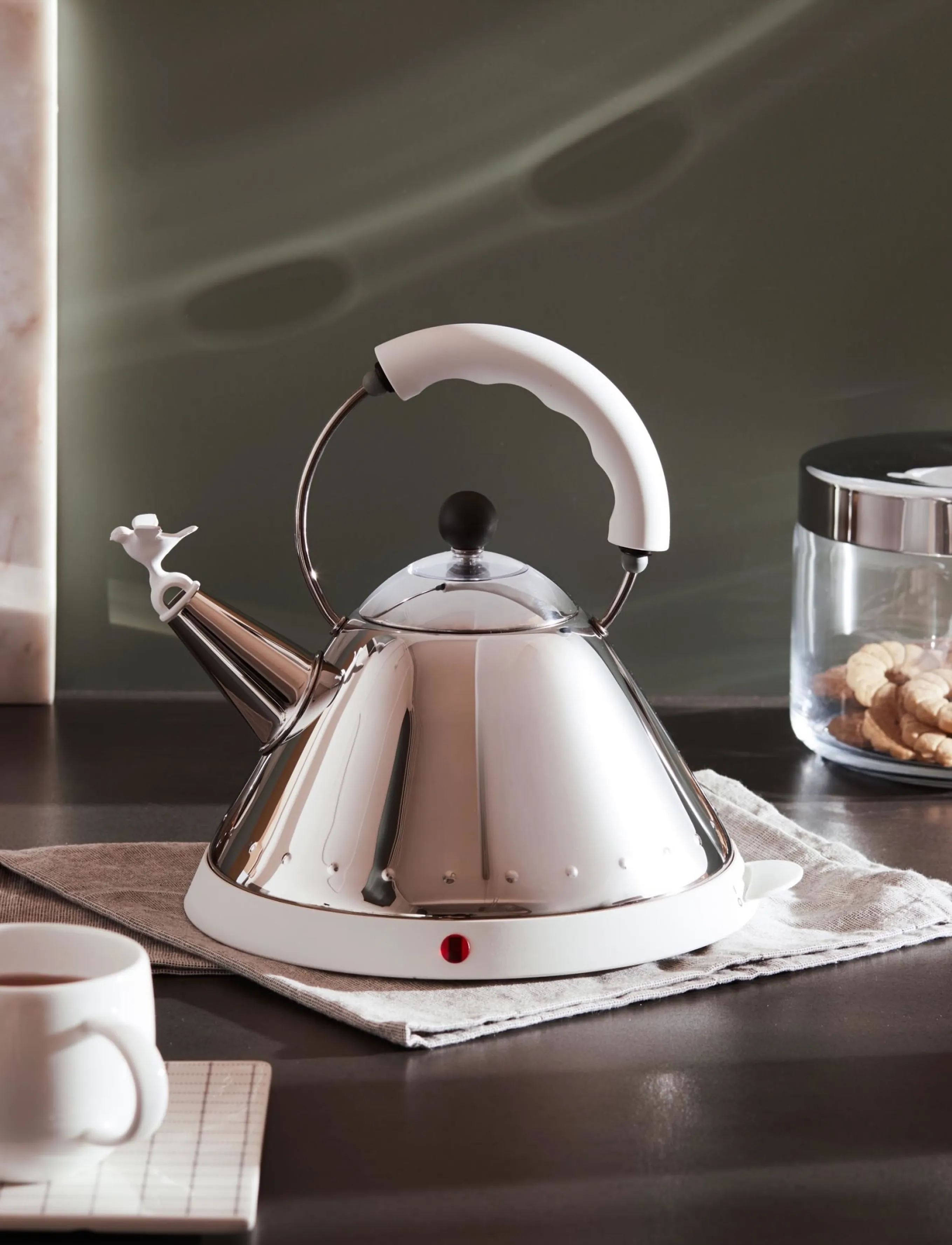 Alessi Cordless Kettle In 18/10 With Handle And Base In Thermoplastic Resin White Eu Plug 2000W, 2000 W, White, Køkkenmaskiner > Kedler Og Vandkogere,