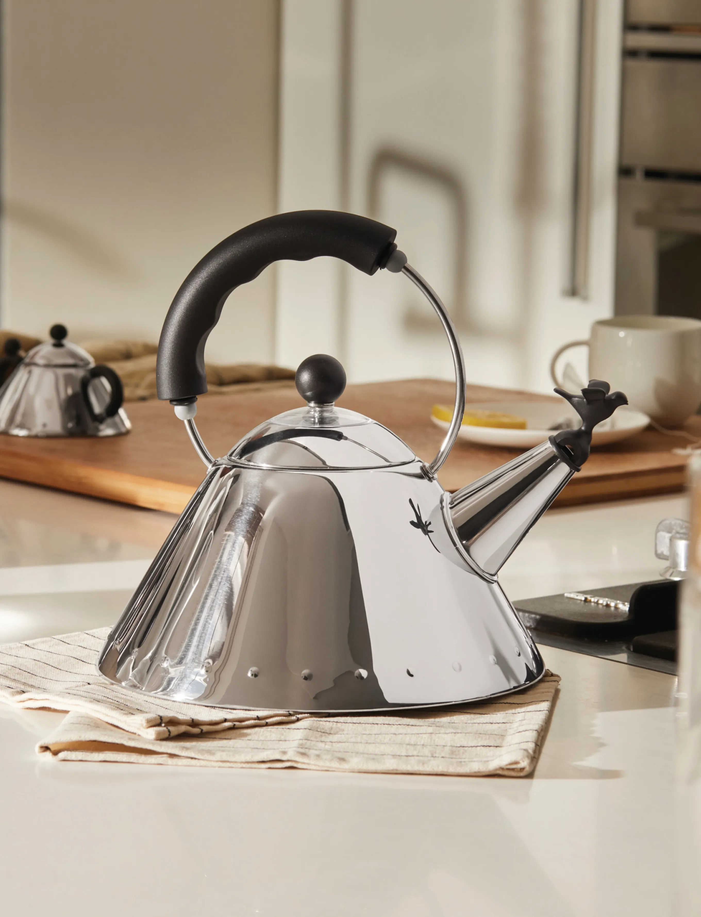 Alessi Kettle In 18/10, Mirror-Polished And A Bird-Shaped Whistle In Pa, Induction, D22 cm, Black, Køkkenmaskiner > Kedler Og Vandkogere, Unisex