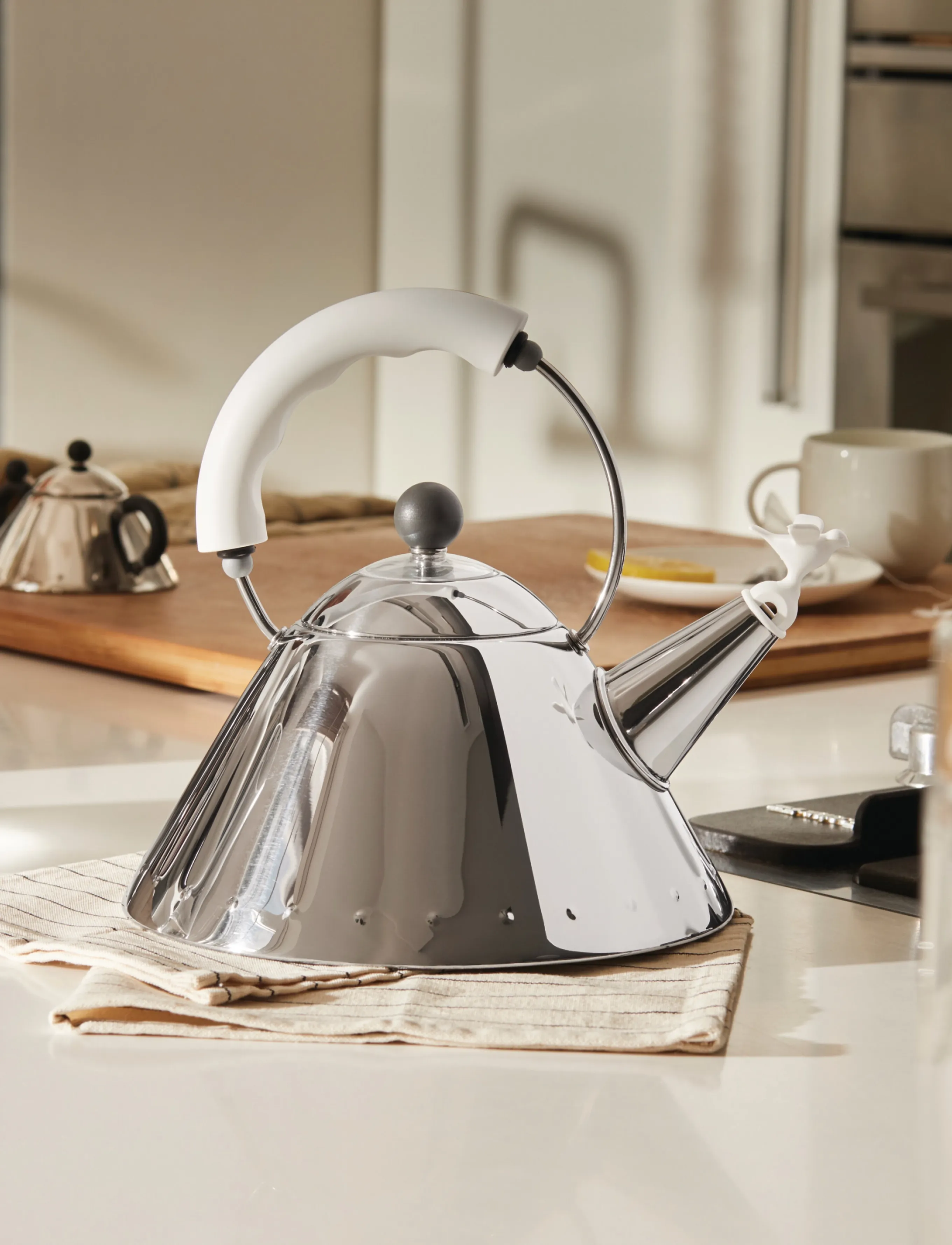 Alessi Kettle In 18/10, Mirror-Polished And A Bird-Shaped Whistle In Pa, White Induction, D22 cm, White, Køkkenmaskiner > Kedler Og Vandkogere, Unisex