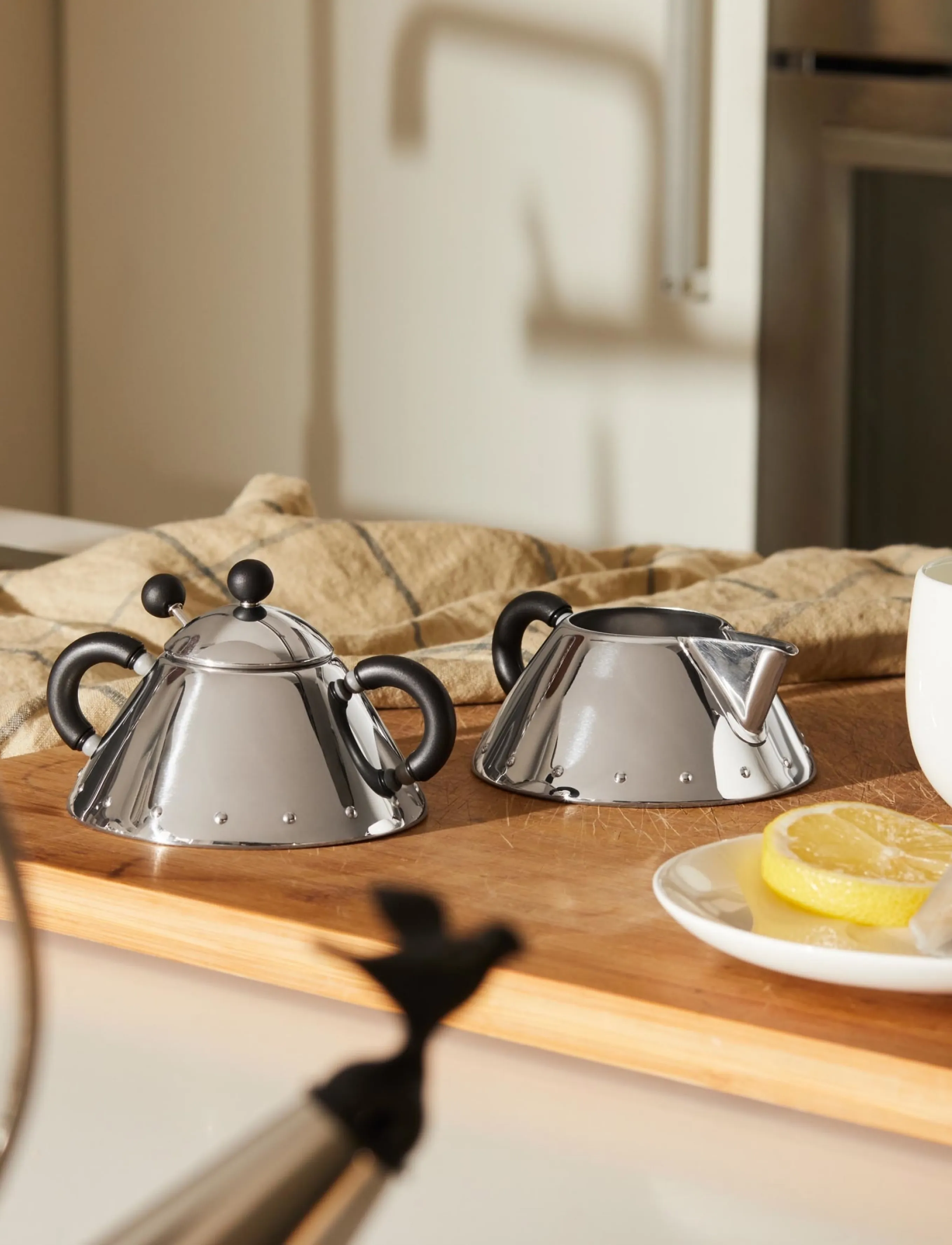 Alessi Cream Jug I 18/10 Polerat Stainless Steel Och Pa, D10.5 cm, Black, Kander & Karafler > Mælkekander, Unisex