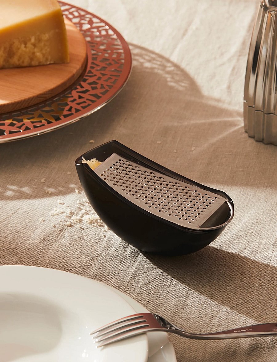 Alessi - Grater with cheese cup in thermoplastic, black and mirror-polished steel - käsedosen - black - 0