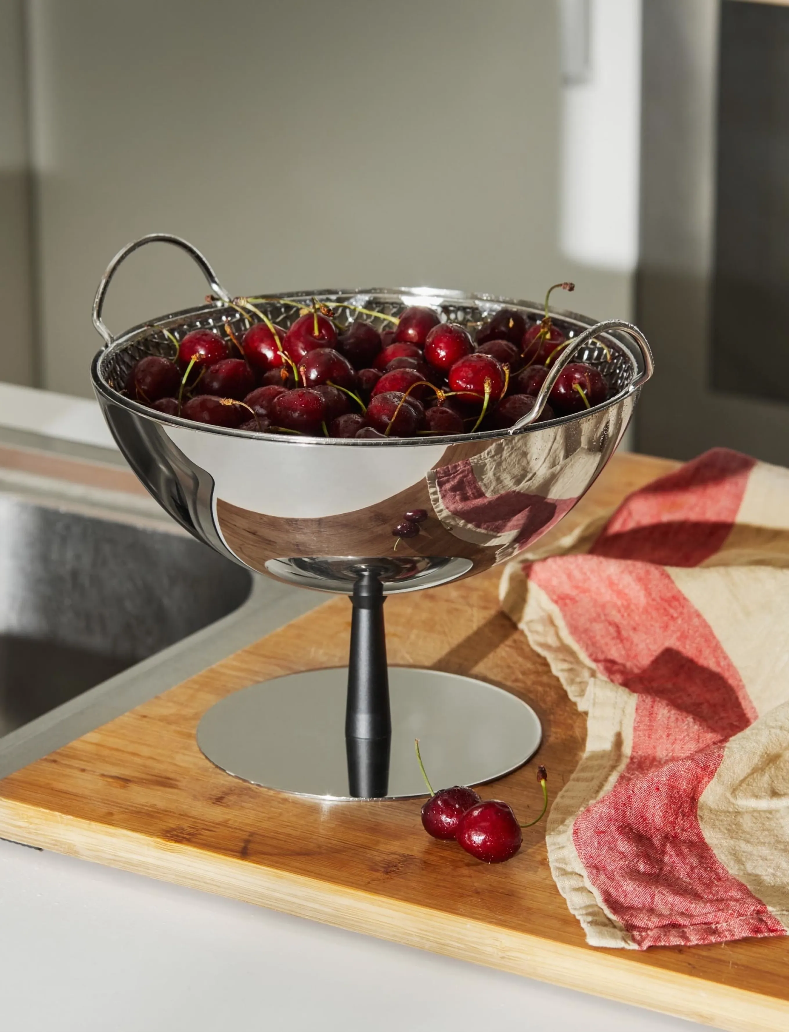 Alessi Fruit Bowl/Colander In Mirror-Polished Steel Foot Aluminum, Anthracite, D25 cm, Bowls & Serving Dishes, Silber - Bowls, Homeware
