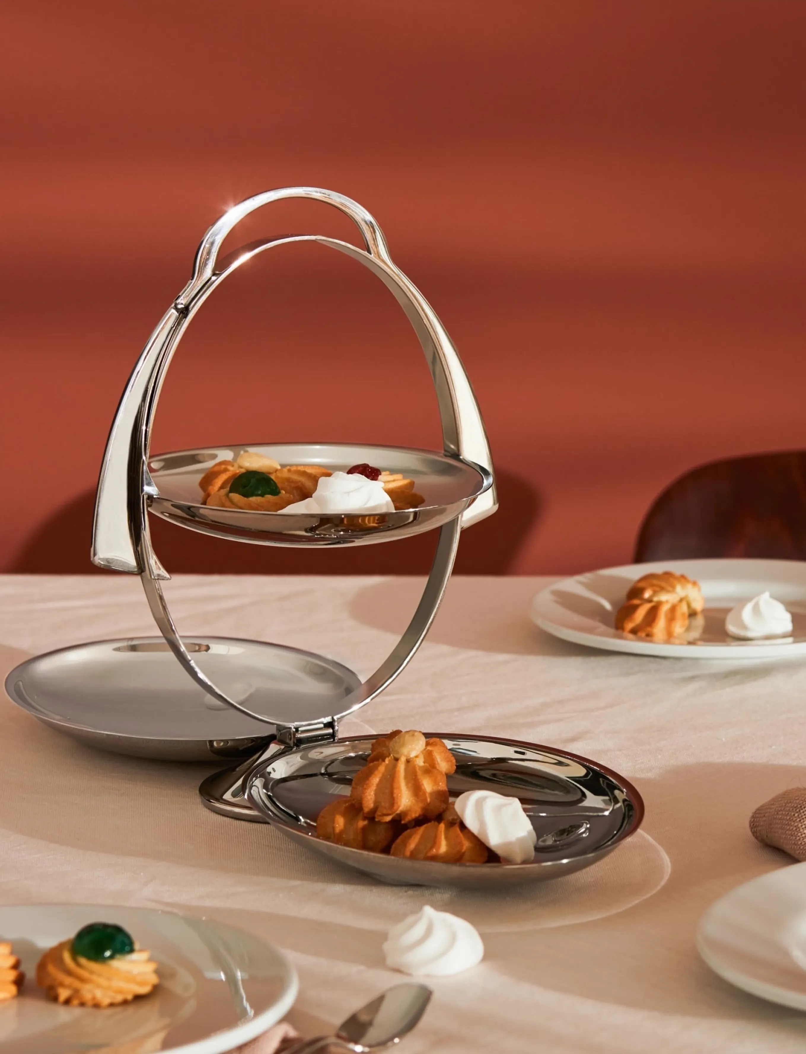 Alessi Collapsible Cake Plate In 18/10 Stainless Steel, 44X20X27 cm, Serving Dishes, Silber - Platters, Homeware