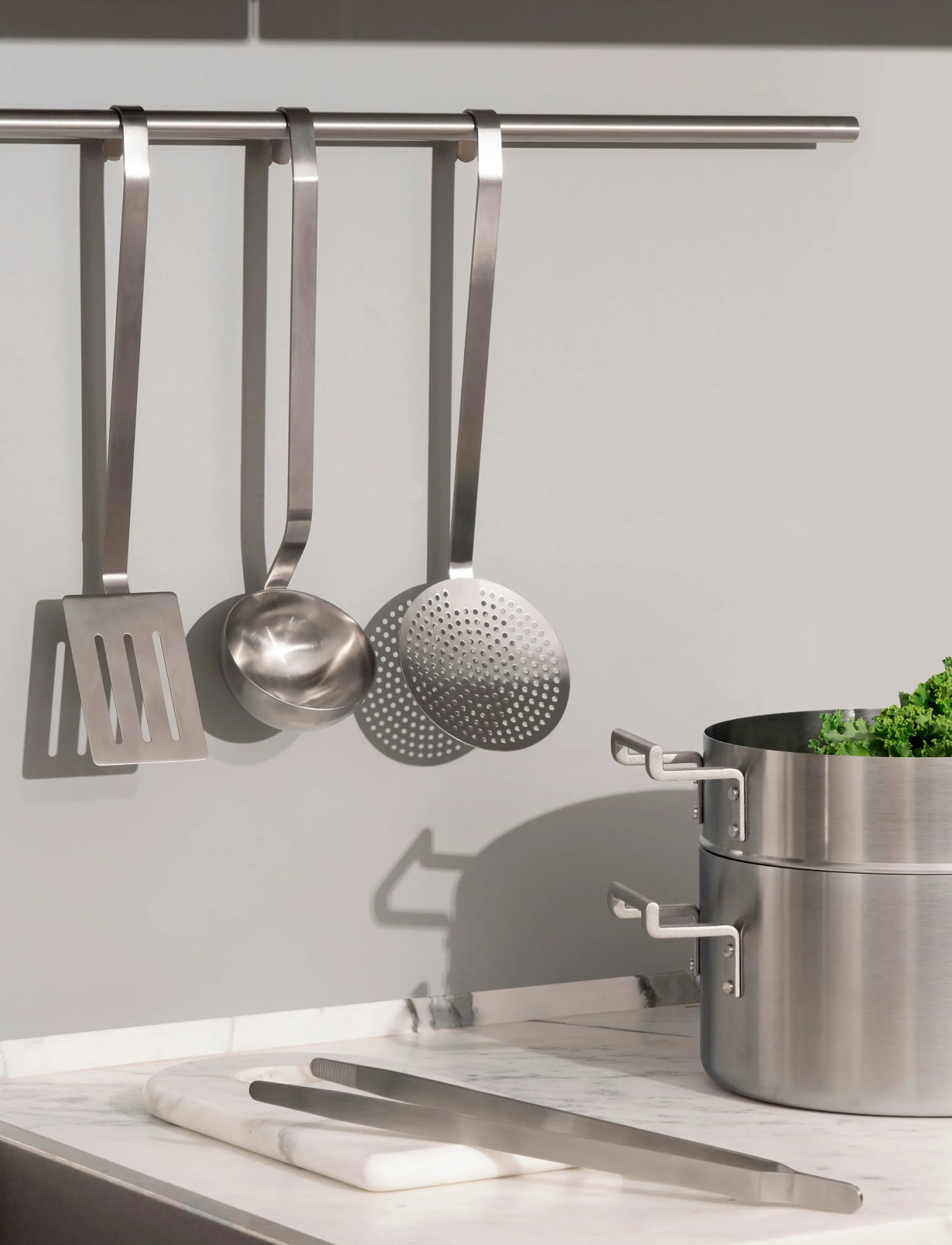 Alessi Kitchen Utensil Set Consisting Of Ladle, Spatula, Tongs And Slotted Spoon 18/10 Mat Stainless Steel, One Size, Silver, Køkkenredskaber > Skeer