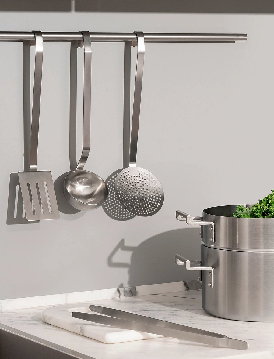 Alessi - Kitchen utensil set consisting of ladle, spatula, tongs and slotted spoon 18/10 mat stainless steel - löffel & schöpflöffel - steel - 0