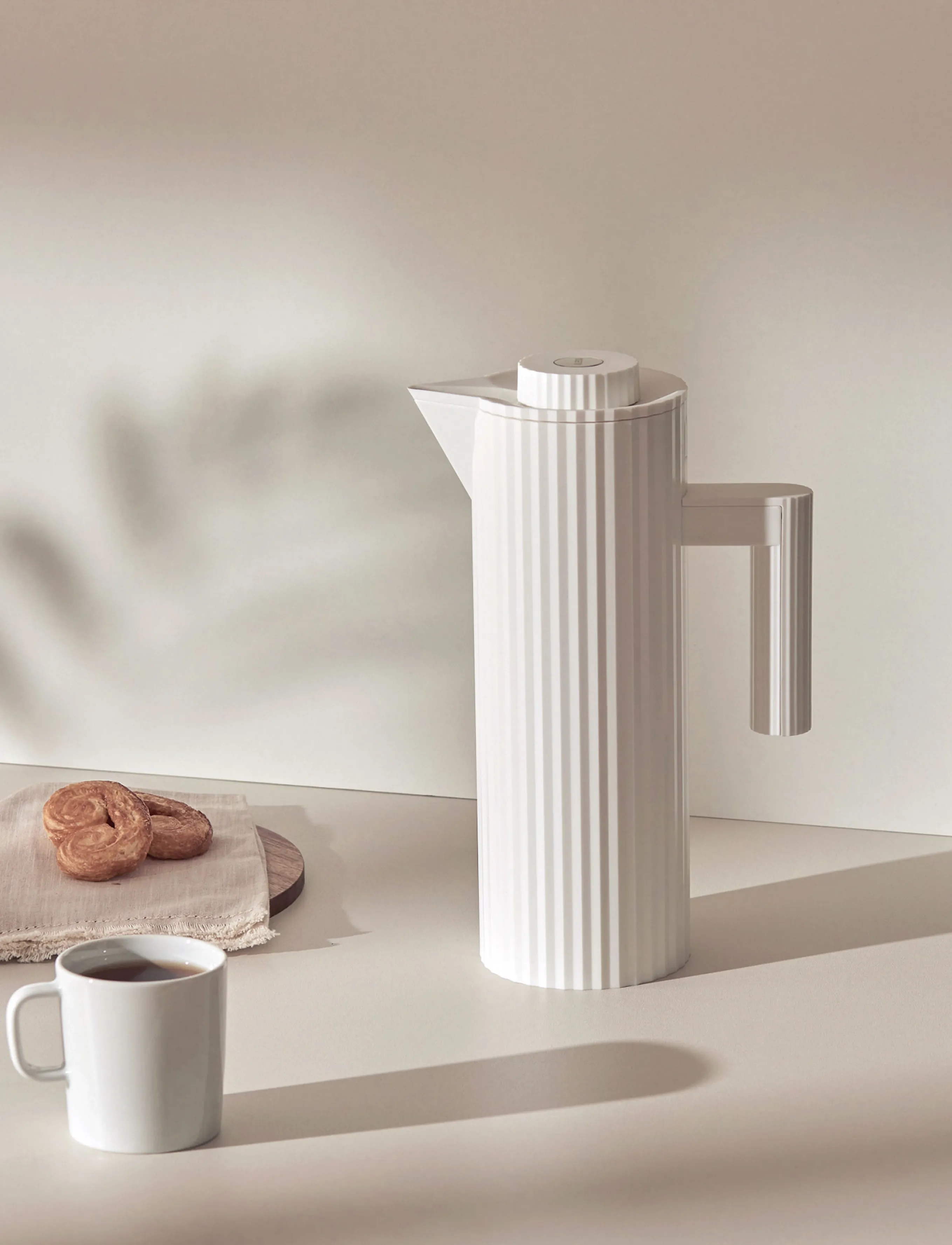 Alessi Thermo-Insulated Jug In Thermoplastic, White Double Thermal Glass Inside, 20X11X32 cm, Jugs & Carafes, Weiß - Homeware