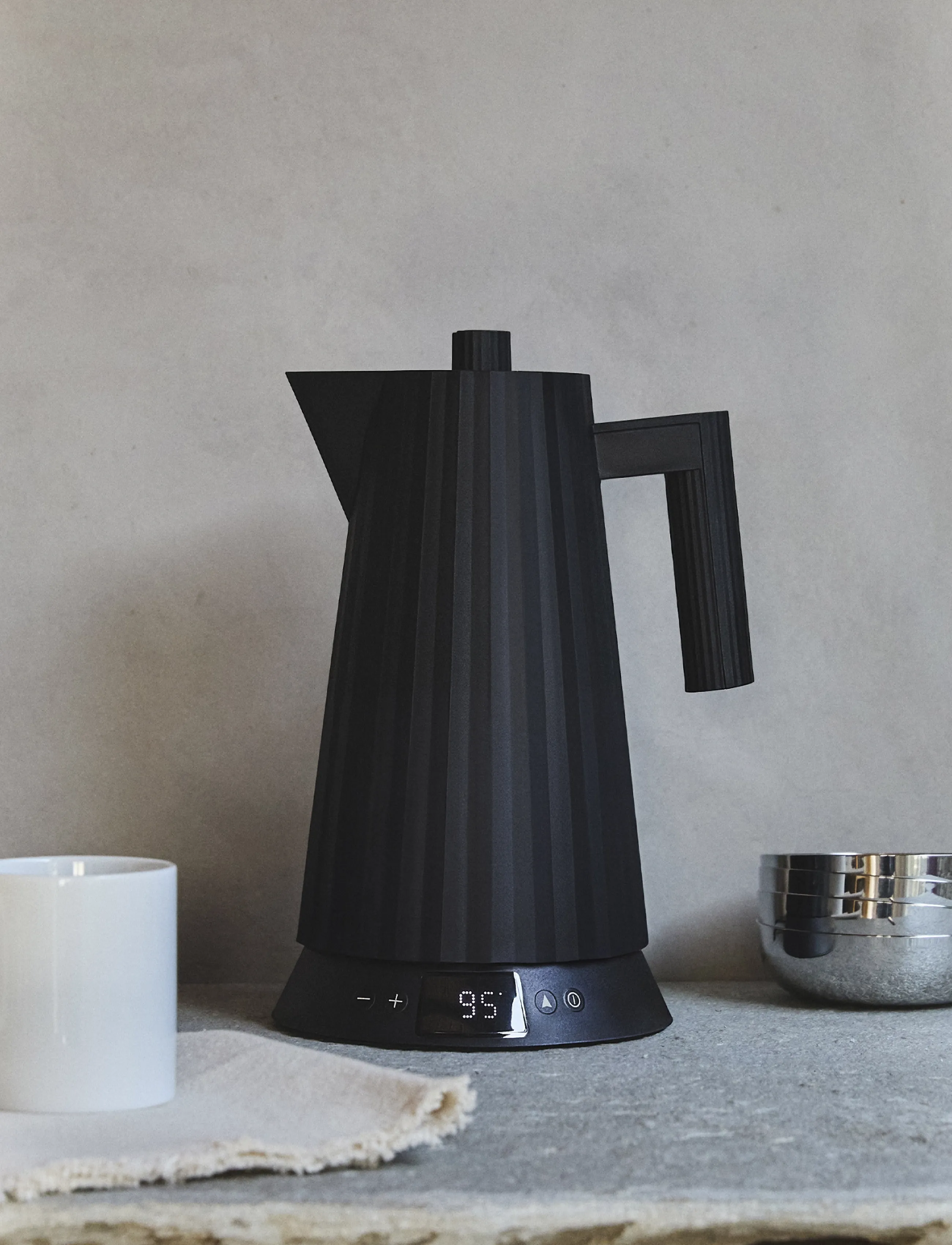 Alessi Electric Kettle With Temperature Control, In Thermoplastic, Black European Plug 1850–2200W, 2200 W, Black, Køkkenmaskiner > Kedler Og Vandkoger