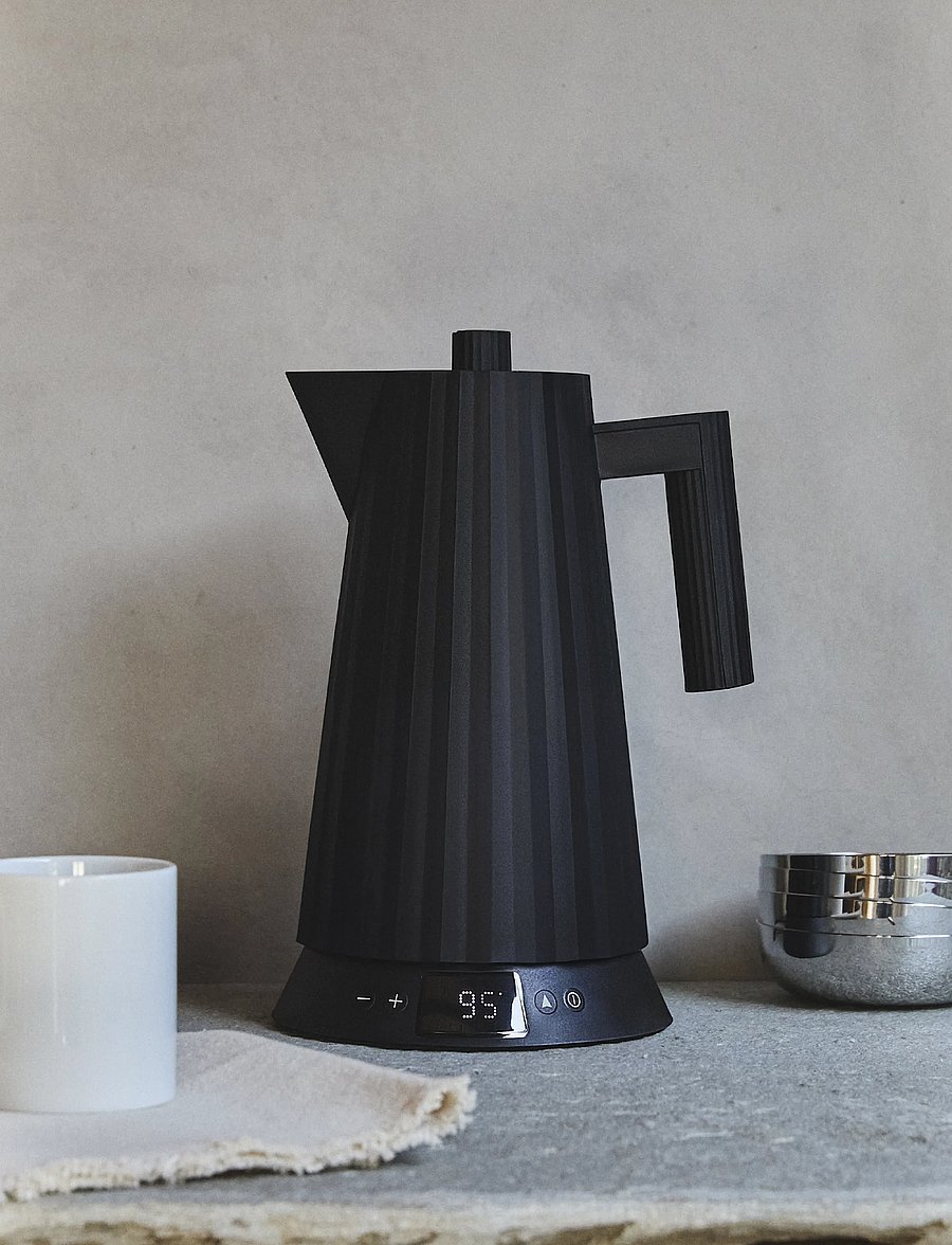 Alessi - Electric kettle with temperature control, in thermoplastic, black European plug 1850–2200W - veekeetjad ja -keedukannud - black - 0