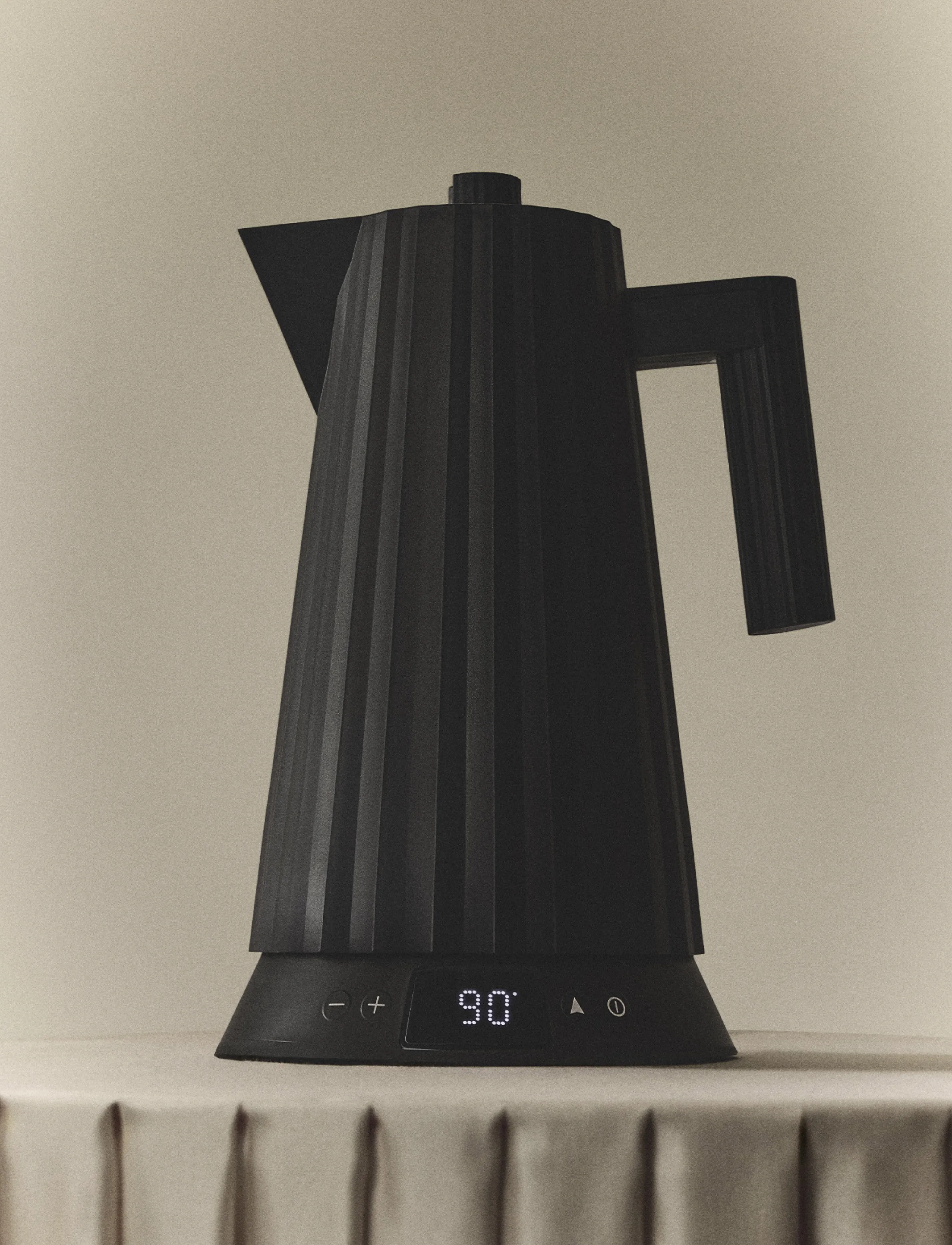 Alessi - Electric kettle with temperature control, in thermoplastic, black European plug 1850–2200W - black - 3