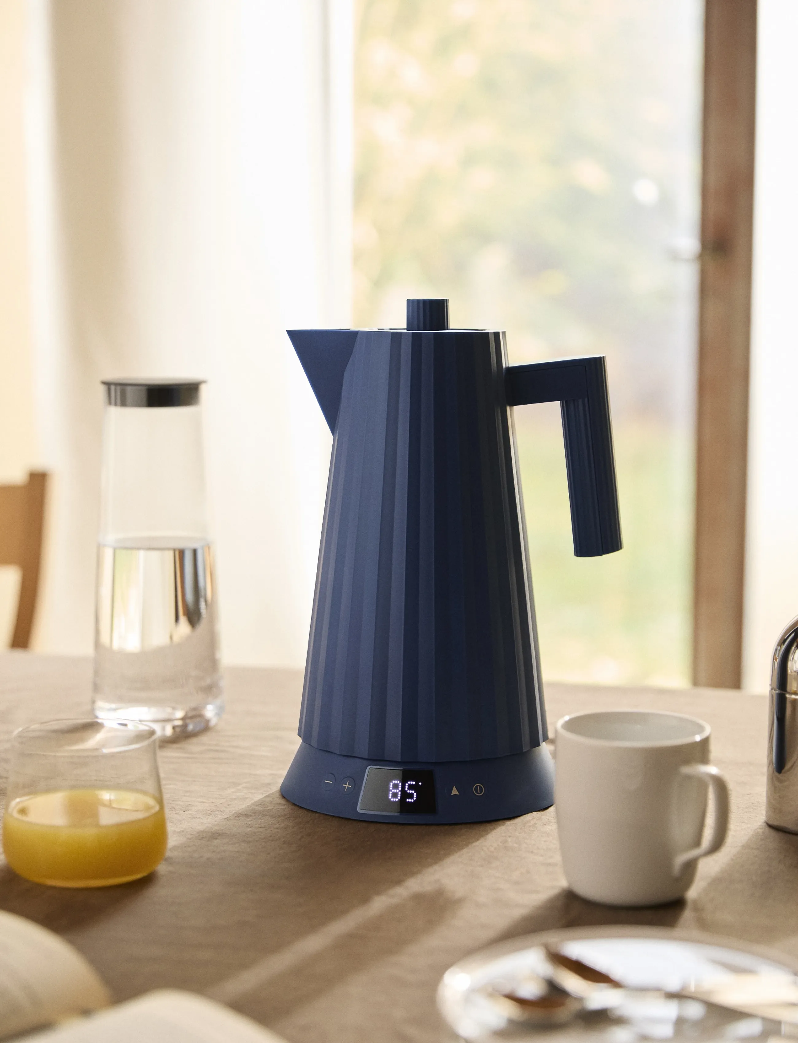 Alessi - Electric kettle with temperature control, in thermoplastic, blue European plug 1850–2200W - blue - 4