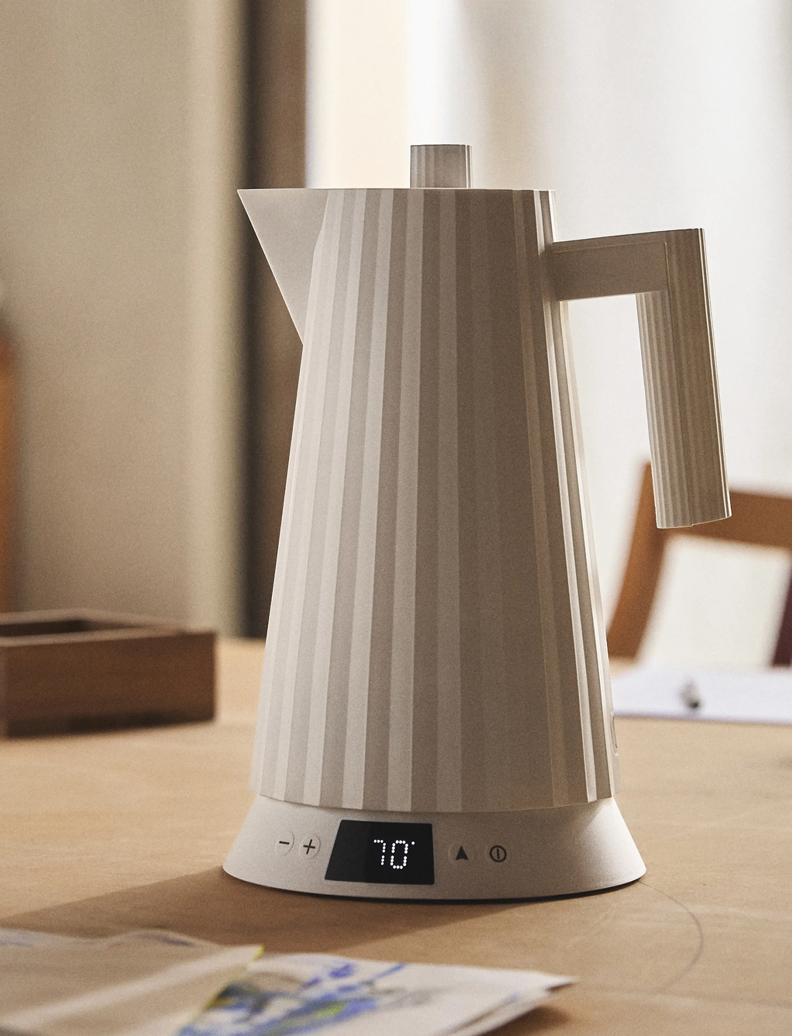 Alessi Electric Kettle With Temperature Control, In Thermoplastic White European Plug 1850–2200W, 2200 W, White, Køkkenmaskiner > Kedler Og Vandkogere