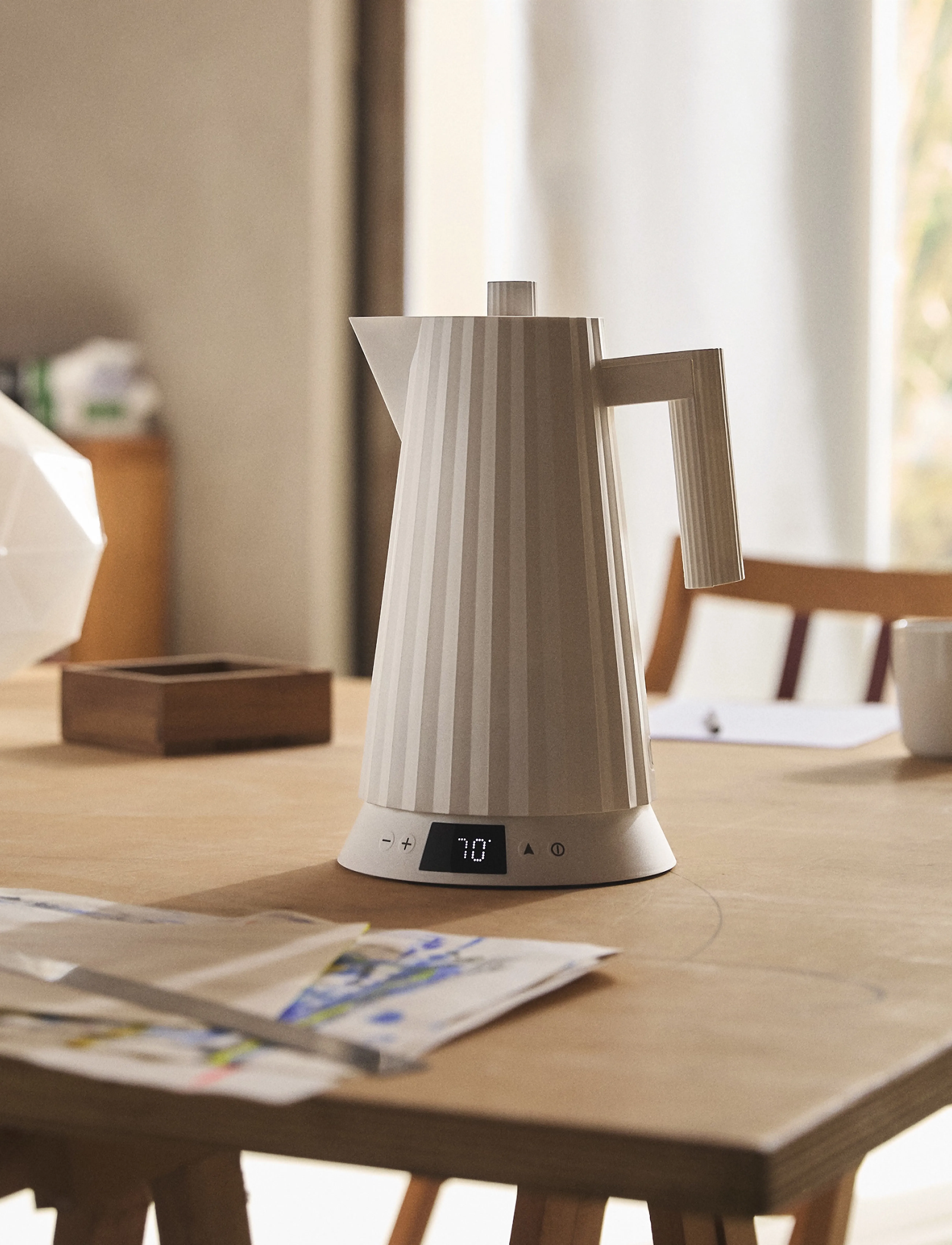 Alessi - Electric kettle with temperature control, in thermoplastic white European plug 1850–2200W - white - 4