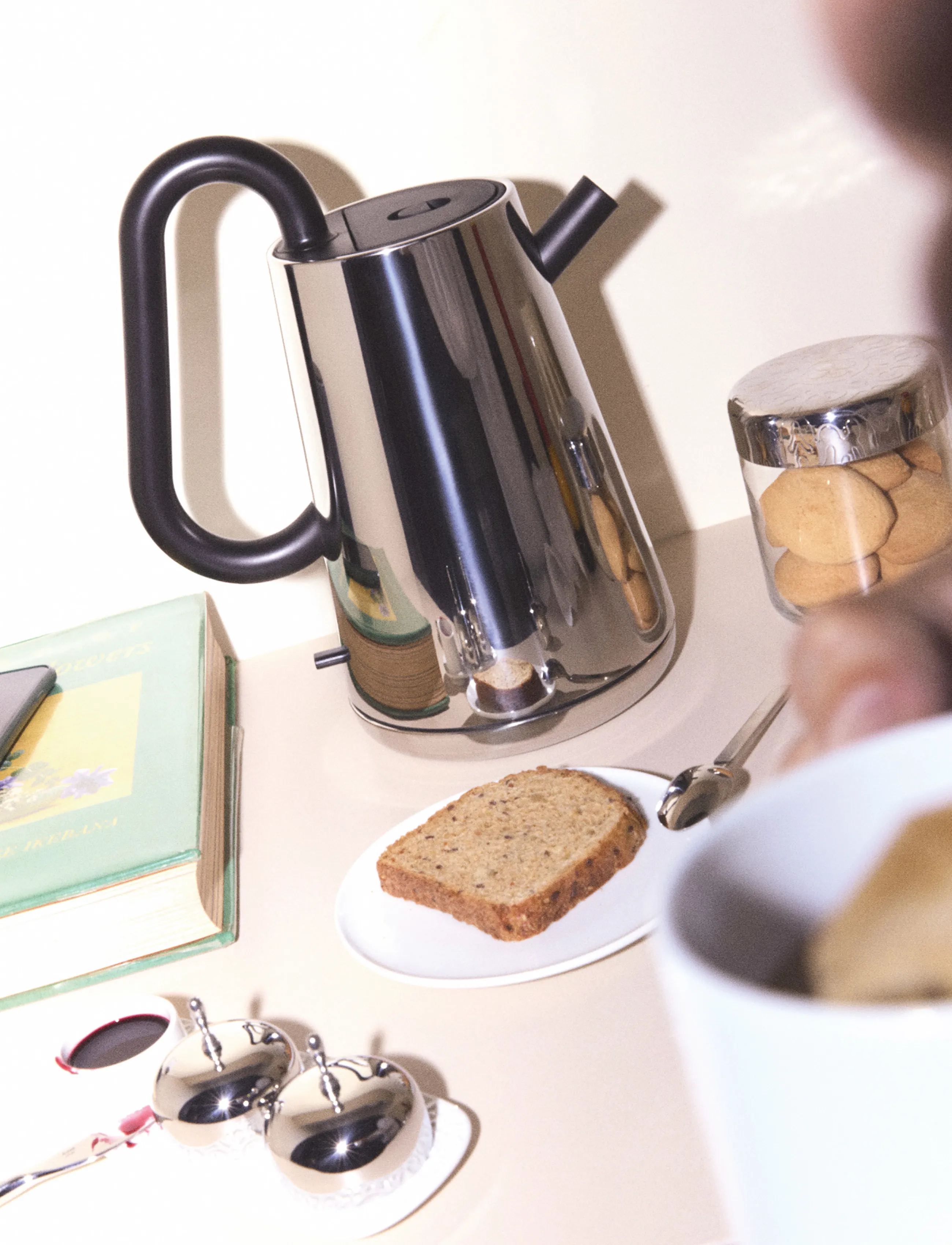 Alessi Kettle In 18/10 Stainless Steel Handle, Lid And Spout, Black European Plug 2000-2400W, 2400 W, Black, Køkkenmaskiner > Kedler Og Vandkogere, Un