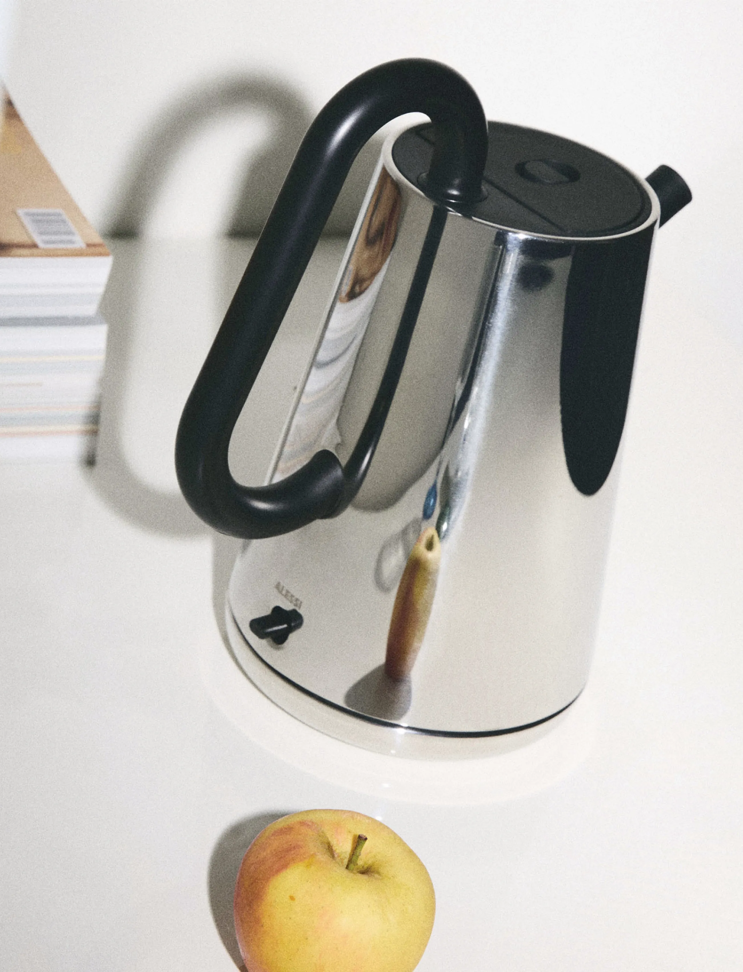 Alessi - Kettle in 18/10 stainless steel Handle, lid and spout, black European plug 2000-2400W - black - 2