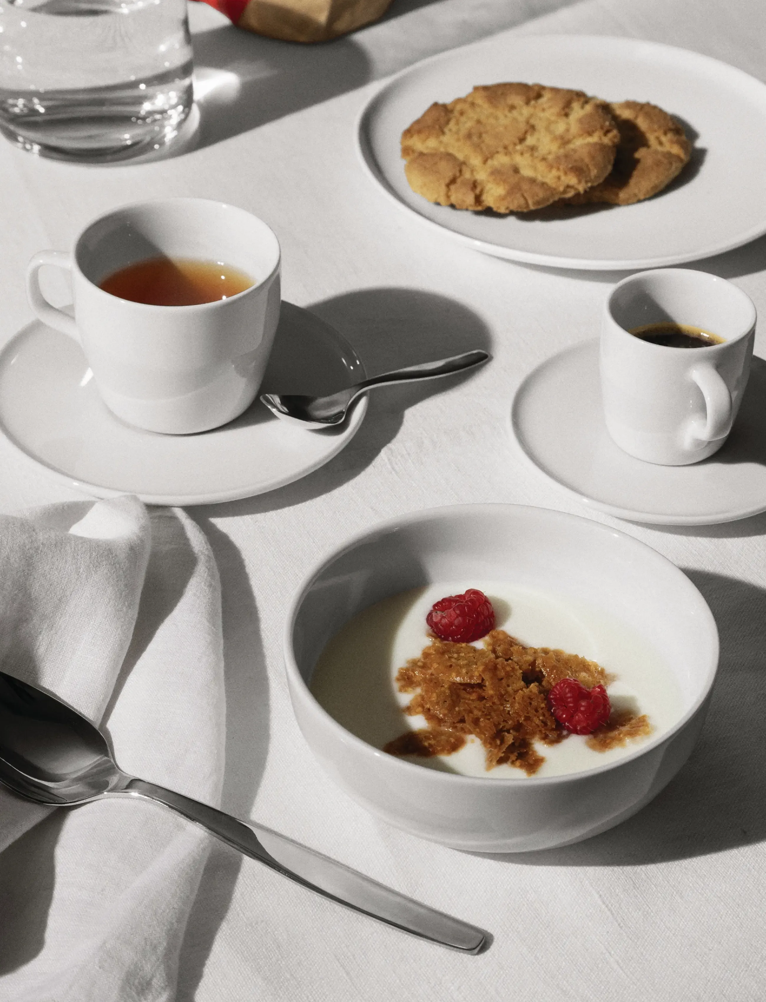 Alessi Set Of A Drip Coffee Cup With A Saucer In White Porcelain, H:8.5 cm, White, Kopper & Krus > Tekopper, Unisex