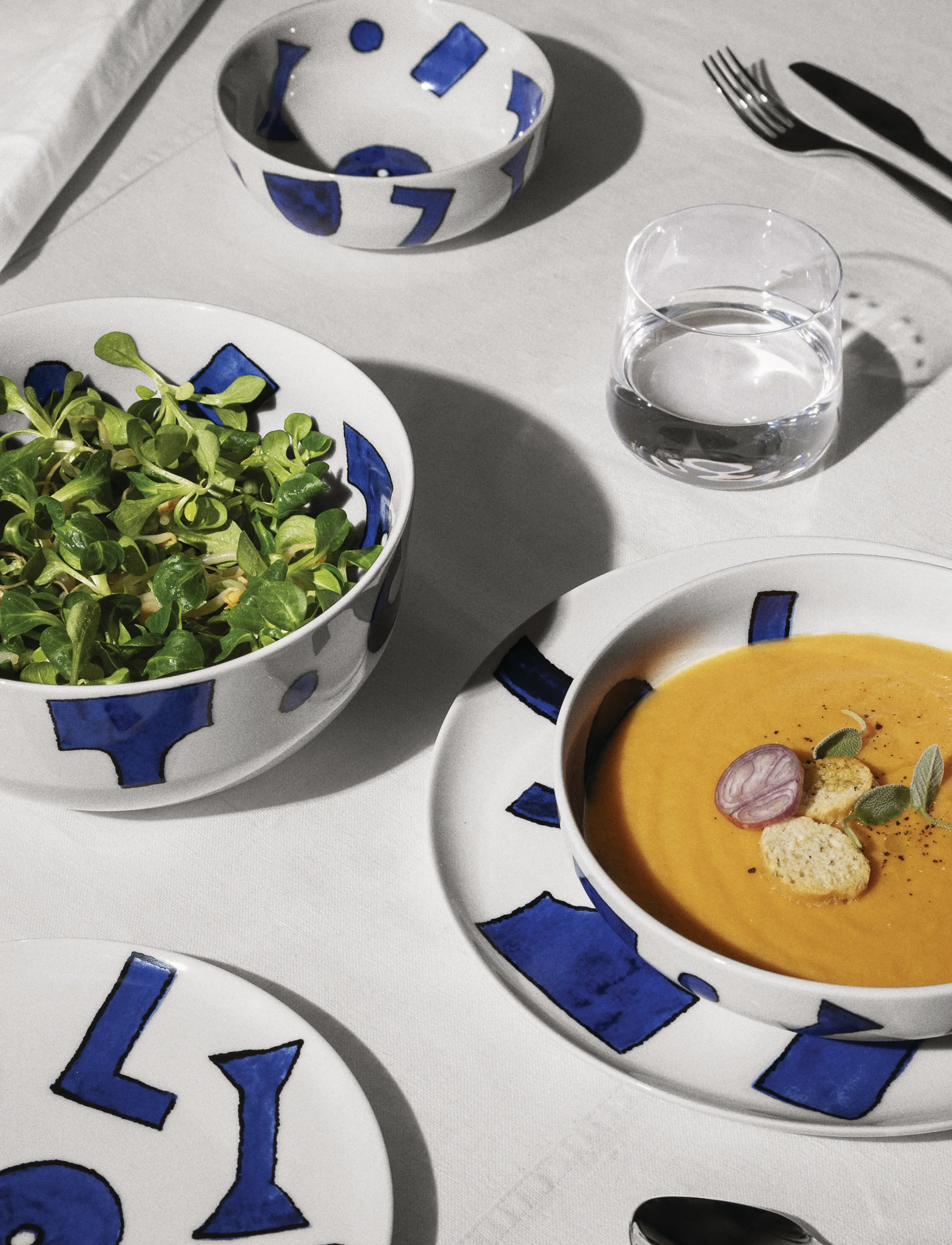 Alessi - Dinner plate in white porcelain Pattern design by Samiro Yunoki - dinner plates - white/blue - 2