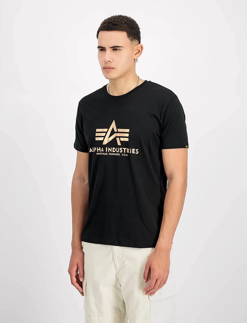Alpha Industries - Basic T-Shirt Foil Print - kortärmade t-shirts - black/gold - 0