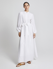 Andiata - Radelle Linen Dress - festtøj til outletpriser - chalk white - 3