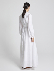 Andiata - Radelle Linen Dress - festkläder till outletpriser - chalk white - 5