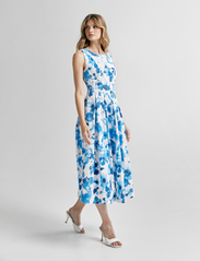 Andiata - Julitta S dress - aftonklänningar - blue floral print - 4