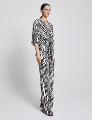 Andiata - Vilja Print Blouse - short-sleeved blouses - beige stripes - 3