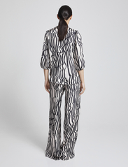 Andiata - Vilja Print Blouse - short-sleeved blouses - beige stripes - 4