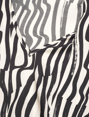 Andiata - Vilja Print Blouse - blouses korte mouwen - beige stripes - 5