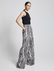 Andiata - Rochelle Print Trousers - vakarėlių drabužiai išparduotuvių kainomis - beige stripes - 4