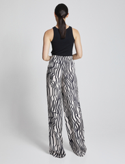Andiata - Rochelle Print Trousers - vakarėlių drabužiai išparduotuvių kainomis - beige stripes - 5