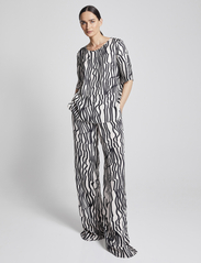 Andiata - Rochelle Print Trousers - vakarėlių drabužiai išparduotuvių kainomis - beige stripes - 6