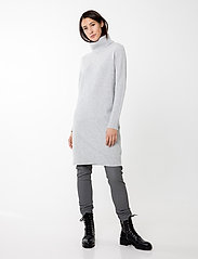 Andiata - Aislayne - knitted dresses - light grey - 2