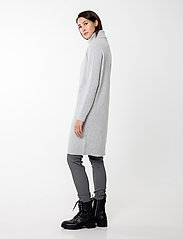 Andiata - Aislayne - knitted dresses - light grey - 3
