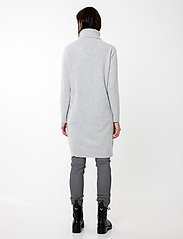 Andiata - Aislayne - knitted dresses - light grey - 4