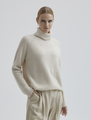 Andiata - Laure knit - polotröjor - dark vanilla - 2
