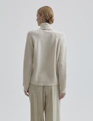 Andiata - Laure knit - megztiniai su aukšta apykakle - dark vanilla - 3