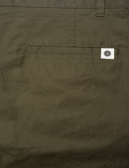 Anerkjendt - AKJULIUS COTTON PLEAT PANT - „chino“ stiliaus kelnės - cypress - 4