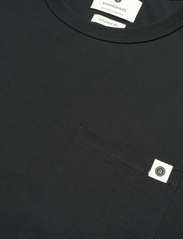 Anerkjendt - AKRUNE NOOS POCKET TEE - t-shirts - caviar - 2