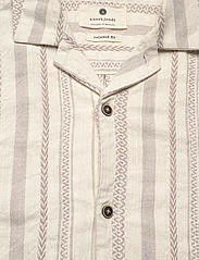 Anerkjendt - AKLEON S/S COTTON SHIRT - kortærmede skjorter - tofu - 2