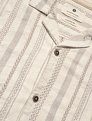 Anerkjendt - AKLEON S/S COTTON SHIRT - lühikeste varrukatega särgid - tofu - 3